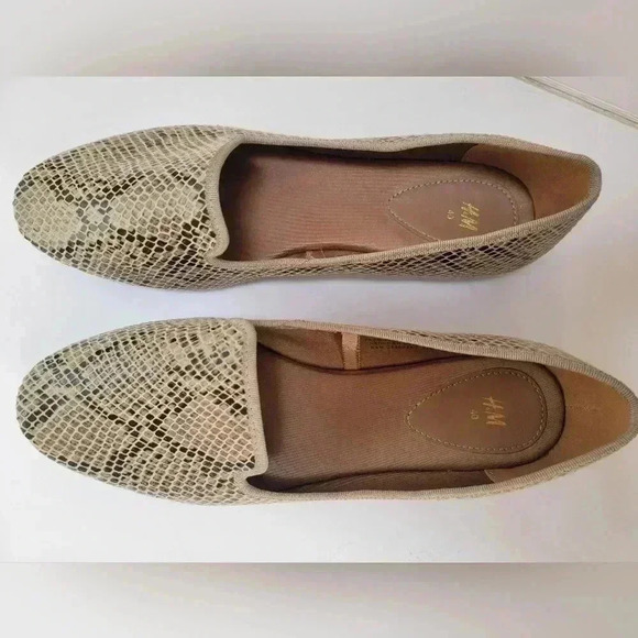 H & M Faux Snake Skin Flats Size 8.5 - Picture 2 of 4